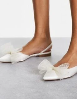 ASOS DESIGN - Loving - Ballerine In Raso Avorio Con Cinturino Posteriore E Fiocco