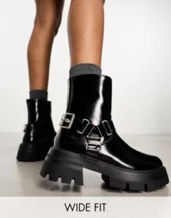 Public Desire Wide Fit - Blizzard - Stivali Stile Biker Neri Con Dettagli Stile Imbracatura A Pianta Larga